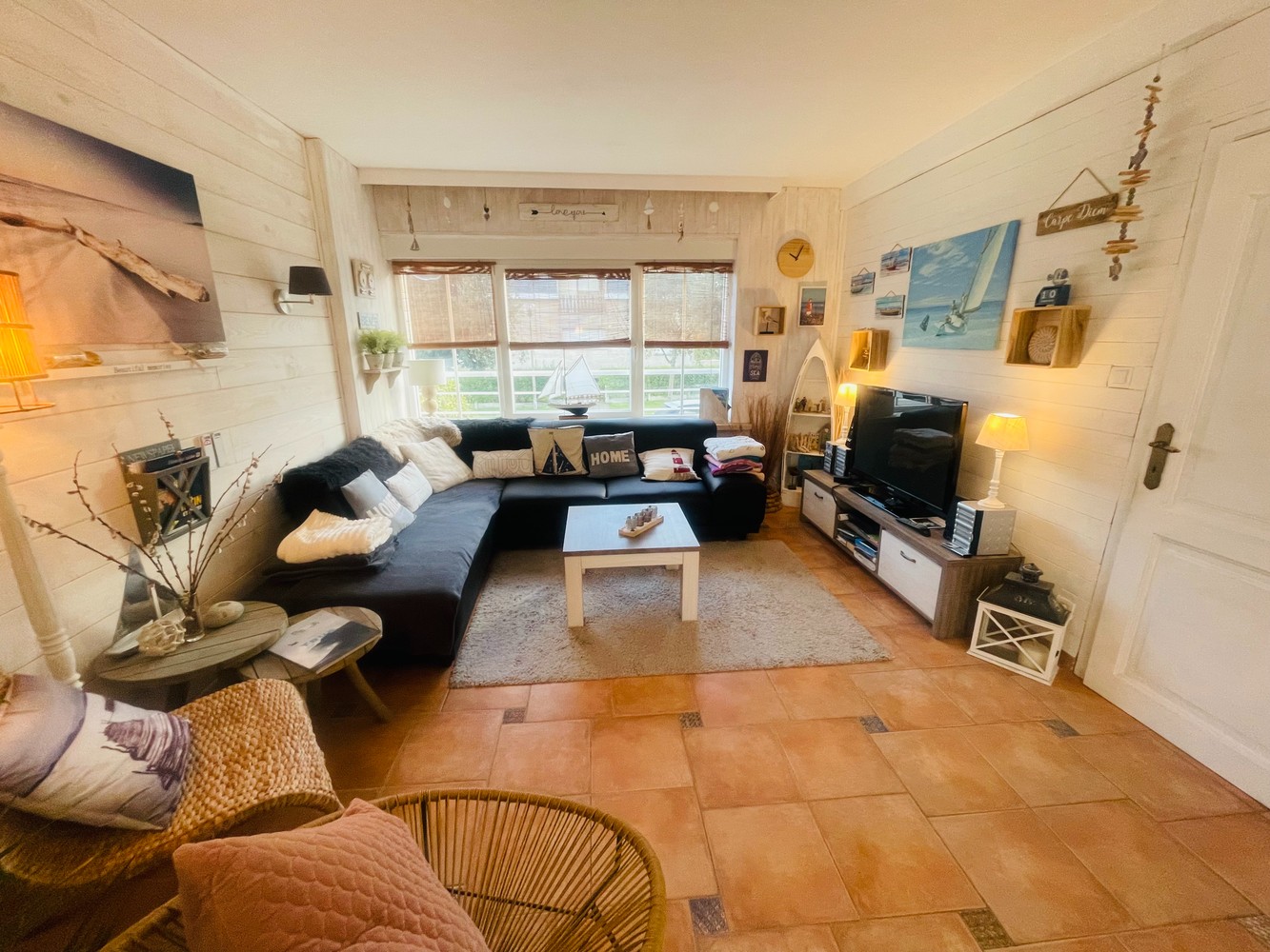 Zeebrugge op 50meter van het strand Uiterst charmante totaal gerenoveerde RUIM WOONHUIS met 5 SLAAPKAMERS en 3 BADKAMERS en 3 TERRASSEN. Grote troef is 2 AUTOSTAANPLAATSEN en ruime GARAGE. Oprit, grote garage, werkplaats, plaats voor fietsen, ingerichte - foto 4