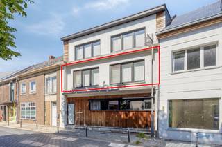 Volledig gerenoveerd appartement van 90 m² met terras en overdekte autostaanplaats op een uitstekende locatie te centrum Itegem.<br /><br />Het appartement bevindt zich op wandelafstand van scholen, winkels en openbaar vervoer. Alsook ideaal gelegen voor woon-werk verkeer met een directe connectie naar omliggende gemeenten alsook autostrades.<br /><br />We betreden het appartement via de gezamenlijke inkomhal op het gelijkvloers. De traphal brengt ons tot het 1 ste verdiep waar het appartement zich bevindt. We worden verwelkomd door de ruime inkomhal. Van hieruit krijgen we toegang tot alle ruimtes. De zéér lichtrijke leefruimte geniet een gezellige zithoek, volledig uitgeruste open keuken voorzien van alle comfort en eetplaats. De eetplaats geeft directe connectie tot de geriefelijke berging alsook met het overdekte terras waar het heerlijk vertoeven is. Verder beschikt het appartement over één ruime slaapkamer alsook badkamer met apart gastentoilet en inpandige wasplaats.<br /><br />De overdekte carport bereiken we langs de 'Ter Borchtstraat'. Verder is er de aanwezigheid van een privatieve kelderberging.<br /><br />Troeven: EPC label B (111 kWh/jaar), conform elektriciteitsattest, kleinschalig gebouw, geen gezamenlijke kosten<br />Tevens ideaal voor verhuur met een mooi rendement..<br /><br />Unieke buitenkans om een leuk appartement op toplocatie te bezitten in Itegem.<br /><br />Aarzel niet ons te contacteren voor verdere vrijblijvende informatie of bezoek ter plaatse.