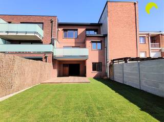 <p><span>Vlakbij het bruisende winkelcentrum van Mortsel vinden we deze ruime bel-étage woning met 4 volwaardige slaapkamers en grote zuid-tuin. Ook de groengebieden Fort IV en Klein Zwitserland, het openbaar vervoer (tram, trein, bus) en verschillende grote invalswegen liggen op wandelafstand. </span></p><p><span> </span></p><p><span>Indeling</span></p><p><span>We komen binnen in de ruime inkomhal die ons verder toegang verleent naar de keldertrap, de garage en de trap naar de eerste verdieping. Onze tocht begint in de garage waar voldoende plaats is voor 2 wagens. Aansluitend op de garage vinden we de nodige voorzieningen om een bijkeuken te plaatsen en toilet. Wanneer we achteraan in de garage de deuren volledig openen, komen we in een zonnige zuid-tuin met overdekt terras. De tuin is volledig privatief en vormt een oase van rust. </span></p><p><span> </span></p><p><span>We gaan terug op onze stappen en nemen in de inkomhal de trap naar de eerste verdieping. Op deze verdieping bevindt zich de leefruimte die door de volledige diepte van de woning loopt. Ramen aan weerszijden van de ruimte maken de de leefruimte zeer licht en open. Een groot schuifraam geeft toegang tot een zonneterras waar voldoende ruimte is voorzien voor een grote eettafel. Vanop het terras heeft u een groen zicht met in de verte Fort IV. </span></p><p><span> </span></p><p><span>Ook de open keuken geeft toegang tot het terras. De keuken is voorzien van alle comfort (vaatwasser, dubbele spoelbak met druip, keramisch vuur, dampkap, koelkast, vriezer, oven, combinatie-oven). Tevens zijn er voldoende kasten en een tafel met stoelen voorzien. </span></p><p><span> </span></p><p><span>Langs de keuken gaan we terug naar de hal. Zowel op de eerste als op de tweede verdieping vinden we in de hal een apart toilet terug. Op de tweede verdieping zijn er ook ingemaakte kasten voorzien in de hal.</span></p><p><span> </span></p><p><span>We lopen verder naar de tweede verdieping. Hier bevinden zich 4 ruime slaapkamers op laminaat en een zeer grote badkamer. De badkamer is voorzien van ingemaakte kasten, een dubbele lavabo met meubel en een inloopdouche met infrarood-functie. </span></p><p><span> </span></p><p><span>De volledige woning is eveneens onderkeldert. </span></p><p><span> </span></p><p><span>Pluspunten</span><span><br />- Dubbele garage én oprit</span></p><p><span>- 4 ruime slaapkamers</span></p><p><span>- Grote zuid-gerichte tuin met overdekt terras + zonneterras op 1</span><span><sup>e</sup></span><span> V <br />- Oase van rust achteraan met groen uitzicht<br />- Gunstige locatie</span></p><p><span> </span></p><p><span>Nuttige informatie</span><span><br /></span><span>- EPC: 188kWh/m</span><span><sup>2</sup></span><span>jaar - B-label<br />- </span><span>B</span><span>eschikbaarheid: 01/07/2026</span></p><p><span>- Plaatsbeschrijving: 350 euro (per partij)</span></p><p><span>- Huurwaarborg: 3 maanden</span></p><p><span> </span></p><p><span>Boek nu zelf ONLINE uw afspraak in. Surf naar het betreffende eigendom op onze website <span>www.habicom.be</span></span><span> en klik op de roze knop </span><span>'PLAN EEN BEZOEK'</span><span>. </span></p><p><span>Voor meer info surf naar <span>www.habicom.be</span></span><span>.</span></p><p><span> </span></p>