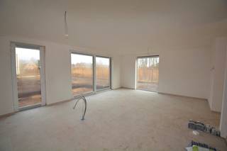 Uitzonderlijk ruime nieuwbouwwoningen (BEN = Bijna Energie Neutraal), gelegen op een rustige locatie aan de Bruggestraat te Zandhoven. Dit kleinschalig project omvat 6 halfopen bebouwingen en 1 open bebouwing, telkens met 3 of 4 volwaardige slaapkamers, ruime tuin en parking. Elke woning beschikt over een inkomhal met ruimte voor vestiaire en afzonderlijk toilet met handenwasser; zitruimte; volledig ingerichte leefkeuken met eetplaats en handige bijkeuken.  Directe toegang via het schuifraam tot tuin. Op de verdieping zijn er telkens 3 of 4 volwaardige slaapkamers; apart toilet; bureauruimte; en riante badkamer. Voorts beschikken de woningen over een garage of carport. Hedendaagse architectuur en zeer energiezuinige woning voorzien van alle modern comfort met o.a. vloerverwarming door middel van warmtepomp, zonnepanelen, regenwaterrecuperatie, maximum E-peil 30,... Verkoop onder BTW-stelsel (registratierechten op het grondaandeel). Werken in een eindfase en beschikbaar bij akte. Kijk op www.immopatio.be voor meer informatie of bezoek onze modelwoning!