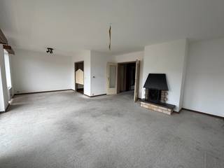 <strong>DILBEEK - TE KOOP - Ruim appartement </strong>gelegen op de vijfde verdieping gelegen in de nabijheid van het openbaar vervoer en met open uitzicht. <br /><br />Ruime woonkamer met aparte, gedeeltelijk ingerichte keuken. Twee ruime slaapkamers en een derde kleinere kamer, eventueel in te richten al bijkomende kamer, bureau of dressing. Inkomhal met ingebouwde kasten. Badkamer met wastafel, ligbad en douchekraan. Apart toilet met aansluitingen voor de wasmachine en/of droogkast. Aparte nachthal. Twee balcons met open zicht. Appartement te bereiken met de lift of via de trappenhal. Aparte berging in de garage inbegrepen. <br /><br />2 staanplaatsen in de garage aan te kopen voor 30.000euro. <br /><br />Strategische ligging nabij alle voorzieningen alsook de oprit van de Brusselse ring. Stevig en gezond gebouw.<br /><br />Grondig op te frissen appartement maar zonder renovatieverplichting (EPC label B). <br /><br />Interesse? Vraag een bezoek aan via info@dehenauvastgoed.be of per gsm: 0473 36 48 23.