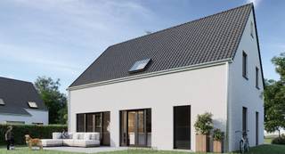 <span><u>Mogelijkheid tot aankoop à 6% BTW!</u></span><br /><br /><strong>LANDELIJKE NIEUWBOUWVILLA</strong> met <strong>VIER SLAAPKAMERS</strong> en <strong>INPANDIGE GARAGE</strong> rustig gelegen te Zingem (Kruisem). Deze <strong>MODERNE GEZINSWONING</strong> combineert energetische voorzieningen met een <strong>DOORDACHTE INDELING</strong>. Binnenin geniet u van een lichtrijke leefruimte <strong>MET OPEN KEUKEN</strong> ideaal voor het dagelijkse gezinsleven en het ontvangen van gasten. Op de verdieping bevinden zich <strong>VIER VOLWAARDIGE SLAAPKAMERS</strong> en een comfortabele badkamer, waardoor deze woning perfect aansluit bij de noden van een gezin of voor wie <strong>EXTRA RUIMTE WENST VOOR EEN BUREAU OF HOBBYKAMER</strong>. Dankzij duurzame technieken zoals <strong>VLOERVERWARMING</strong> via een <strong>LUCHT-WATER WARMTEPOMP</strong>, <strong>VENTILATIESYSTEEM D</strong> en <strong>ZONNEPANELEN</strong> heeft u een laag energieverbruik en leeft u toekomstgericht. De <strong>GARAGE EN BIJKOMENDE BERGRUIMTE</strong> zorgen bovendien voor extra praktisch comfort. Gelegen in het <strong>CHARMANTE EN LANDELIJKE ZINGEM</strong>, deelgemeente van Kruisem, woont u hier in een rustige straat omgeven door groen, met een vlotte verbinding naar omliggende dorpen, winkels en <strong>BELANGRIJKE INVALSWEGEN (N60 &amp; E17)</strong>.<br /><br />Adres: Heulestraat 41 te Zingem (Kruisem)