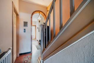 Gezellige woning met mooie tuin en een appartement van 77 m² met 1 slaapkamer als aparte entiteit. Woonhuis indeling: inkomhal, ruime woonkamer met eetkamer en zithoek, ingerichte keuken en overdekt terras, op het gelijkvloers is er tevens een slaapkamer, dressing, een badkamer met douche, wastafel en toilet, bureau. Eerste verdieping: nachthal, 2 ruime slaapkamers, bureau en badkamer douche, wastafel en toilet. Zolder met uitbreidingsmogelijkheden. Grote kelder en praktische garage. Appartement indeling: inkomhal gelijkvloers met trap naar de eerste verdieping: woonkamer, ingerichte keuken, badkamer met douche, enkele lavabo en toilet, slaapkamer en veranda. Eveneens een zolder met uitbreidingsmogelijkheden. Aparte tellers. Oprit voor 2 wagens. Goede ligging op wandelafstand van bus, nabij scholen, winkels en belangrijke invalswegen. De Internationale Duitse School Brussel is op ± 1 km, de Brussels American School is op ± 1,5 km, de British School of Brussels is op ± 5,5 km en de European School Brussels II is op ± 6–7 km. Het NAVO-hoofdkwartier is ±7,8 km en het hoofdkantoor van de Europese Commissie is ±14 km.  EPC Woning 387 kWh/(m²jaar) UC 260203-0003788787, EPC Appartement 271 kWh/(m²jaar) UC 20240828-0003351808. De woning is beschikbaar bij akte, het appartement is verhuurd. 