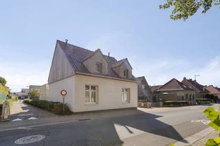 Op een grondoppervlakte van 305m² vinden we deze gerenoveerde woning met drie slaapkamers te koop. Het huis is rustig gelegen langs de fietsstraat Pylyserlaan recht tegenover de Hoge Blekker duinen. Het huis werd gerenoveerd met behoud van de authentieke elementen en met focus op energiezuinigheid!Op zoek naar interessante immo te koop in Koksijde? Lees dan zeker verder!INDELING > Gelijkvloers:- Leefruimte ingedeeld in eet- en zithoek - Mezzanine- Keukenruimte- Toegang tot de kelder (8,5m²)> Eerste verdieping:- 3 slaapkamers- Badkamer met ligbad met douche, wasmeubel en toilet> Buiten beschikt men in de zuidgerichte tuin over een bijgebouw met bergruimte en apart toilet, een (overdekt) zonneterras en garage/tuinhuis met automatische kantelpoort (26,4m²).TROEVEN+ Rustige ligging langs een fietsstraat pal tegenover de duinen (Hoge Blekker)+ Gelegen nabij het centrum van Koksijde-Dorp met tal van winkels+ De woning werd volledig energetisch gerenoveerd (incl. zonnepanelen) wat resulteert in een EPC label A!+ Conforme elektrische installatie+ Laag KI: € 537Interesse in deze energiezuinige charmante woning te koop in Koksijde? Neem dan zeker contact op met de dossierverantwoordelijke Sarah via 0470 10 52 78 of sarah.velle@dewaele.com.