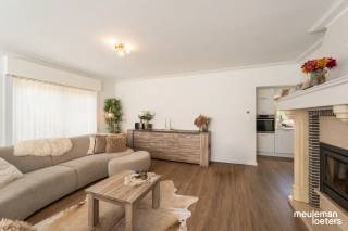 Vous recherchez une maison clé en main, rénovée avec soin, dans un environnement calme et verdoyant ? Alors cette charmante villa individuelle est exactement ce qu’il vous faut !<br /><br />Située sur un beau terrain de 664 m², vous profiterez ici d’un cadre de vie agréable à seulement quelques minutes du centre de Maldegem, avec un accès facile aux principales routes d’entrée.<br /><br />En entrant dans la maison, vous serez accueilli par un hall d’entrée spacieux. Le séjour lumineux, en connexion avec la cuisine entièrement équipée et récemment rénovée, constitue le cœur de la maison. Grâce à une pratique réserve, vous bénéficiez également d’un espace de rangement supplémentaire.<br /><br />À côté de la cuisine se trouvent une véranda conviviale et pas moins de deux garages spacieux, idéaux pour les véhicules, les loisirs ou un stockage supplémentaire.<br /><br />Le rez-de-chaussée se complète encore par un WC pour invités, une buanderie fonctionnelle avec espace technique et deux abris de jardin pratiques.<br /><br />Au premier étage, vous trouverez trois chambres, un palier et une salle de bain élégante entièrement rénovée, équipée d’une douche à l’italienne, d’un double lavabo et d’un second WC. Depuis le palier, vous accédez également au grenier via une échelle escamotable, offrant un espace de rangement supplémentaire.<br /><br />Cette maison a été entièrement et soigneusement rénovée depuis 2021 avec une attention particulière à la qualité. Parmi les principales améliorations, citons :<br />• Nouvelle chaudière à condensation au gaz<br />• Nouvelles fenêtres en PVC à l’étage et dans la cuisine<br />• Cuisine moderne entièrement équipée avec des appareils AEG de qualité<br />• Salle de bain de luxe avec douche à l’italienne, double lavabo et WC<br />• Tuyauterie renouvelée dans la cuisine et la salle de bain<br />• Installation électrique conforme<br />• Nouveau revêtement de sol au rez-de-chaussée et à l’étage<br />• Terrasse récemment aménagée<br />• Et de nombreuses autres finitions de qualité<br /><br />En résumé, une maison étonnamment spacieuse et parfaitement entretenue où confort, qualité et tranquillité se conjuguent à merveille. <br />Intéressé ? N’hésitez pas à demander une visite.