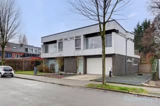 Met een bewoonbare oppervlakte van ca. 300 m² en een gevelbreedte van 13 meter geniet deze woning van indrukwekkende volumes en een...