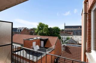 Wonen op toplocatie met prachtig uitzicht in het centrum van Lier?<br />Op een absolute Toplocatie nabij het Zimmerplein bevindt zich dit aangename en ruime dakappartement met 2 slaapkamers en terras.<br /><br />Het appartement is gelegen op de derde verdieping en verwelkomt je via de inkomhal, die toegang geeft tot de ruime en lichtrijke leefruimte. De open, geïnstalleerde keuken sluit hier mooi op aan en vormt samen met de woonkamer een aangename leefomgeving.<br /><br />Via de hal bereik je de twee slaapkamers van ca. 13 m² en 14 m², de badkamer, een apart toilet en een praktische technische berging.<br /><br />Als extra troeven beschikt het appartement over een terras, private kelderberging en gemeenschappelijke fietsenberging.<br /><br />Een aangenaam appartement met een praktische indeling op een uitstekende locatie in het centrum van Lier, met winkels, horeca en andere voorzieningen binnen handbereik.<br /><br />Pluspunten:<br />+ Toplocatie in centrum Lier<br />+ 2 ruime Slaapkamers<br />+ Lichtrijke woonkamer met open keuken<br />+ EK conform<br />+ Terras<br />+ Lift aanwezig<br /><br />Is dit dakappartement op deze uiterst centrale locatie in hartje Lier iets voor jou? <br />Neem dan zeker contact op voor een bezoek ter plaatse via info@vbvastoed.be of op 03 337 50 70.