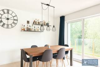 <p><span>Square Estate presenteert u dit prachtige appartement van 100 m² in het hart van een recent gebouw.</span></p><p><span>Het appartement is als volgt ingedeeld: een inkomhal met vestiaire, een ruime en lichte woonkamer met volledig uitgeruste open keuken, twee slaapkamers, een badkamer en een apart toilet. </span></p><p><span>Het appartement beschikt ook over een prachtig terras op het zuidoosten, een kelder en een parkeerplaats voor een toeslag van 100/maand.</span></p><p><span>Het appartementencomplex beschikt ook over een lift en de gemeenschappelijke kosten bedragen 100 per maand.</span></p><p><span>Voor meer informatie of om een bezichtiging te plannen, kunt u contact opnemen met Square Estate op 02/460.42.01 of via info@square-estate.be. </span></p>
