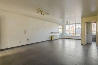 <p>We treffen dit ruime en mooie appartement (drie slaapkamers) op de gelijkvloerse verdieping van een correct onderhouden gebouw uit 1991. Het appartement beschikt over een eigen inkom vanaf de straat. Delhaize, Lidl, scholen en het park van Boom bevinden zich op wandelafstand. Indeling: Ruime woonkamer, eetkamer, volledig uitgeruste keuken met aansluitend een eerste berging met aansluitingen voor was- en droogautomaat. Op de nachthal een héél mooie badkamer met inloopdouche en dubbele lavabo, apart toilet, tweede berging (dressing), ingemaakte kasten. Er zijn drie royale slaapkamers aan de achterzijde.</p>
<p>Plannen en documentatie te vinden op www.reds.be. Voor meer informatie of een bezichtiging, neem gerust contact op met Daniël via mail (daniel@reds.be) of telefoon (0475.25.30.64).</p>