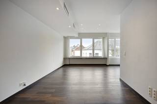 Layout:Floor 2 (accessible by stairs):- entrance hall- living/dining room (26m²)- equipped open kitchen (5.35m²)- separate toilet- bathroom with walk-in shower and sink (4.38m²)- bedroom with dressing room (17.59m²)- separate office room (4.46m²)- separate storage (5.13m²)- separate laundry room (3.42m²)- terrace (11m²)Details: - small-scale, well-maintained building - low common costs - individual gas meter- compliant electricity and asbestos safe- ideally located near the center of Wilrijk, various access roads, public transport,..Are you interested in this apartment for sale near the center of Wilrijk? Do not hesitate to contact us at janice.racaj@dewaele.com or 03 206 76 73.Do you also want to sell or rent your property? We are happy to help you out.Always at your service to help you with all your questions about real estate!