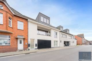 Dit energiezuinige (EPC A) appartement is gelegen op wandelafstand van de markt van Oedelem. U bevindt zich er vlakbij winkels, bushalte, lagere school,.. en u heeft daarnaast een vlotte verbinding naar Brugge, Sijsele, Beernem (E40),…<br /><br />Het appartement is ingedeeld in:<br />Leefruimte, keuken (met kwaliteitstoestellen: kookplaat, dampkap, combi-oven, koelkast, vaatwas en spoelzone), wasberging, dressing, 3 slaapkamers, badkamer (met ligbad, douche, toilet en dubbele lavabo) en 3 terrassen.<br /><br />Het appartement is uitgerust met kwaliteitsvolle parketvloer in leefruimtes en slaapkamers. De badkamer en bergingen zijn van tegels voorzien.<br /><br />Op de verschillende terrassen kunt u doorheen de volledige dag van een plaats in de zon genieten.<br /><br />Gemeenschappelijke delen en buren: het gebouw is steeds tot in de puntjes onderhouden en u komt er terecht tussen rustige en lieve medebewoners. In de gemeenschappelijke delen is een lift voorzien. <br /><br />Energiezuinigheid: de EPC-score A dankt het appartement aan z’n isolerende beglazing, recente centrale verwarmingsketel, isolatie,…<br /><br />De elektriciteit is goedgekeurd tot 2044.<br /><br />Aankoop garagebox met extra brede automatische poort en plaats voor 2 wagens mogelijk aan €30.000 . <br /><br />Van dit ruime appartement met 3 slaapkamer en 3 terrassen uw nieuwe thuis maken?<br /><br />Contacteer Bonne Vastgoed 7 op 7 voor meer info via 0468/10.40.40 of info@bonnevastgoed.be