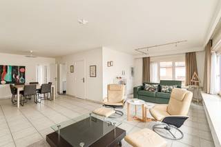 Lichtrijk en centraal gelegen 2-slaapkamerappartement (100m²) op eerste verdieping met overdekt terras. Garage inclusief. EPC 217 kWh/m²...