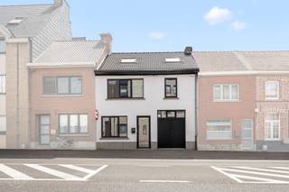 Deze stijlvol gerenoveerde woning uit 2022 combineert hedendaags wooncomfort met een uitstekende ligging nabij Leuven en alle dagelijkse voorzieningen. Met een bewoonbare oppervlakte van 150 m², EPC-label B en een conforme elektrische keuring is deze woning bijzonder energiezuinig en futureproof. De inkomhal leidt naar de lichtrijke leefruimte met aansluitende eetplaats en een elegant ingerichte keuken, voorzien van alle nodige toestellen en een aangename flow. Op het gelijkvloers bevinden zich tevens een gastentoilet, extra bergruimte en een inpandige garage met plaats voor fietsen, wasmachine en stockage. Via de uniek afgewerkte trap bereikt u drie ruime slaapkamers, waarvan twee met mezzanine, Veluxramen met verduistering en zonneschermen. De ruime badkamer beschikt over zowel een inloopdouche als ligbad en een tweede toilet. Buiten geniet u van een zonnig terras met zonnetent en een ruime zuidgerichte tuin, waarbij de inbegrepen grasrobot het onderhoud grotendeels uit handen neemt. Achteraan zijn er nog twee extra autostaanplaatsen voorzien. Ook het tuinhuis, de ingebouwde bureau en vliegenramen in elke ruimte zijn inbegrepen. Een droge kelder biedt bijkomende opbergruimte. Delhaize, Lidl, bakker, een nieuwe Colruyt, fitness en scholen bevinden zich vlakbij, het bos ligt op slechts 10 minuten wandelen. Een bijzonder complete en smaakvol afgewerkte woning waar werkelijk alles werd vernieuwd. Interesse? Contacteer ons via info@homies.be of 016 22 82 22. (stedenbouw in aanvraag)