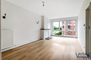 Op zoek naar een lichtrijk appartement met twee volwaardige slaapkamers, een uitstekende energiescore en een groene, levendige ligging in Borgerhout?<br /><br />Dit appartement op de tweede verdieping, met een bewoonbare oppervlakte van ca. 89 m², combineert ruimte, comfort en potentieel. Dankzij de grote raampartijen, het aangename groene uitzicht en het uitstekende EPC-label B geniet u hier van een energiezuinige woonst met lage verbruikskosten.<br /><br />Via de inkomhal bereikt u alle ruimtes. De hal biedt bovendien plaats voor een praktische vestiairehoek. De ruime leefruimte baadt in natuurlijk licht en kijkt uit op een groene laan. Aansluitend bevindt zich de aparte keuken, vandaag functioneel ingericht, maar met mogelijkheden om volledig naar eigen smaak te moderniseren. Vanuit de keuken heeft u toegang tot een eerste terras.<br /><br />Verder zijn er twee ruime slaapkamers, beide met toegang tot het achtergelegen terras. De badkamer is netjes onderhouden en voorzien van een ligbad met douchemogelijkheid, wastafel en radiator. Extra opbergruimte vindt u in de privatieve kelderberging.<br /><br />Technisch scoort dit appartement sterk met EPC-label B, conforme elektriciteit, PVC-ramen met dubbele beglazing en een individuele condenserende gasketel uit 2019.<br /><br />De ligging is een absolute troef: op wandelafstand van winkels, scholen, horeca, openbaar vervoer en het geliefde Te Boelaerpark. Dankzij de vlotte verbinding naar Antwerpen-centrum en belangrijke invalswegen woont u hier rustig, groen én centraal. <br /><br />Mis deze interessante opportuniteit niet en plan vandaag nog uw bezoek in.<br /><br />Denkt u zelf aan verkopen of verhuren? Neem contact op met Verbiest Vastgoed voor een gratis en vrijblijvende waardebepaling via info@verbiestvastgoed.be of 0478 38 46 21.