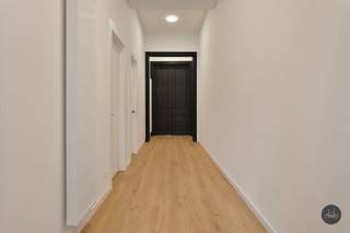 Voor meer informatie: 016199348 of via info@homixx.be<br /><br />Dit prachtige luxe appartement heeft een ideale ligging in het centrum van Mechelen! In 2024 is deze woonst volledig gerenoveerd/herbouwd, alles is smaakvol afgewerkt met waardevolle, duurzame materialen. Verder zorgen de nieuwe technieken dat u kan genieten van alle comfort en uw verbruik tot een minimum beperkt. Licht en ruimtegevoel is wat overheerst in dit appartement, dit mede door de zeer praktische indeling. Naast het smaakvolle interieur geniet je buiten met het hele gezin van een gigantische buitenruimte.<br /><br />Indeling:<br />We betreden de woonst via de inkomhal met gastentoilet. De inkomhal geeft toegang tot de royale leefruimte met een prachtige open keuken, eetkamer en zithoek. Hier stroomt het zonlicht volop binnen door de enorme ramen. Naast de keuken is nog een kleine berging. Verder in de inkomhal komen we aan de 2 ruime slaapkamers, beide met een en-suite badkamer.<br /><br />Tot slot is er nog een fantastische buitenruimte.<br /><br />Verder zijn er GEEN vaste gemeenschappelijke/maandelijkse kosten. <br /><br />Het appartement is beschikbaar vanaf 1/12/2025! BEMEUBELD VERHUUR MOGELIJK!<br /><br />Maak snel u afspraak op 016199348 of via info@homixx.be