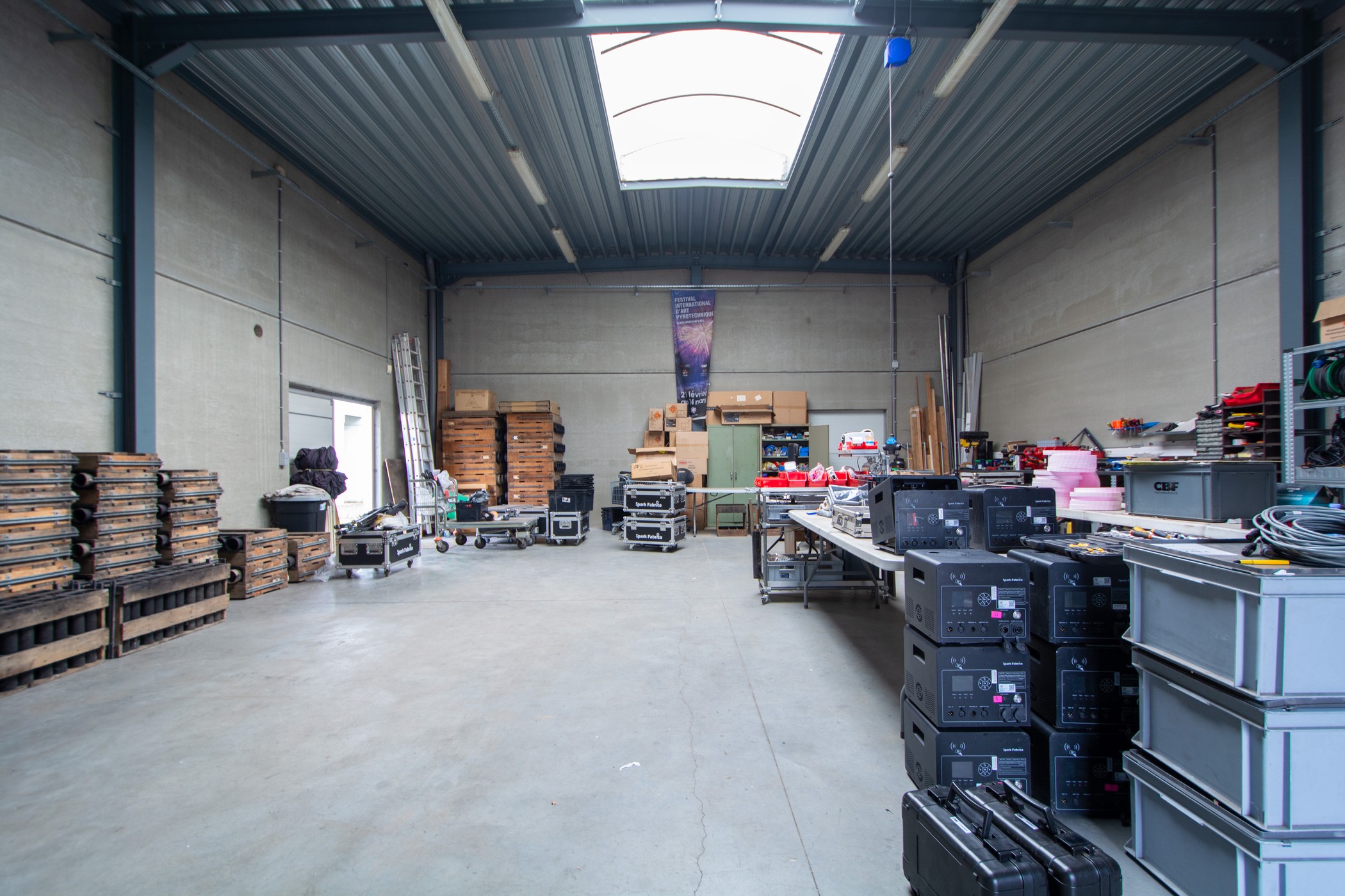 Bedrijfseigendom met kantoor, woning, loodsen en industriegrond van 3.670 m² - foto 3