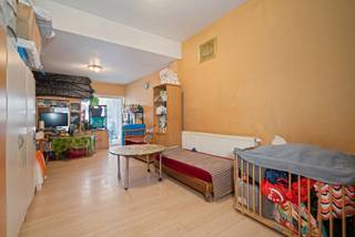 Knusse, op te frissen woning met 3 slaapkamers en koer, in Mechelen centrum! <br /><br />Ideale woning voor wie graag een knusse woning wil kopen en graag dichtbij alle invalswegen/verbindingswegen wil wonen.<br />Grote pluspunten aan de woning: lichtrijk, grote ruimtes, koer, 3 kamers, kelder aanwezig. Alsook vlakbij Thomas More, scholen, E19, openbaar vervoer en centrum Mechelen! <br /><br />INDELING<br />Op het gelijkvloers is er een inkomhal, die ons leidt naar de open zitruimte, aansluitend eetruime en leefruimte. Vooraan hebben we apart de keuken. <br />Vanuit de leefruimte komen we op het koertje, waar je gerust buiten kan zitten van de rust kan genieten. <br /><br />Op de eerste verdieping heeft de woning 1 ruime slaapkamer en een badkamer met douche, WC en dubbele lavabo. <br />Op de tweede verdieping zijn er nog 2 slaapkamers. <br />De woning heeft ook nog een kelder die toegankelijk is via de inkomhal. <br /><br />BELANGRIJKE PUNTJES<br />- KI is slechts 341 euro;<br />- EPC = B, 160!;<br />- Woning is volledig geïsoleerd langs de binnenkant, alsook het dak;<br />- Elektriciteit is conform;<br />- Woning werd volledig gerenoveerd in 2020. <br /><br />Kortom, een woning met enorm veel potentieel, in een enorm geliefde buurt, waar je je droomwoning van kan maken!<br /><br />Mis deze knusse woning niet, en plan uw bezoek in via onze website www.living-stone.be of contacteer Luisa Simonian via 0498 88 81 70 of luisa.simonian@living-stone.be. Tot snel!