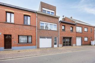 <p>Deze instapklare bel-etagewoning bevindt zich op een uitstekende locatie, vlakbij het centrum en de winkels, en met vlotte verbinding naar de A12 en de N16. Een ideale kans voor wie op zoek is naar comfort en bereikbaarheid.</p><p>Troeven van deze woning:</p><ul><li>Instapklare woning.</li><li>Gelijkvloers met garage, slaapkamer en berging (extra doucheruimte hier eventueel te installeren) en terras.</li><li>Eerste verdieping met lichtrijke woonkamer met aangrenzende keuken, toilet en terras.</li><li><p>Tweede verdieping met twee slaapkamers en badkamer.</p><p><br /> </p></li></ul><p>Interesse? Aarzel niet om een bezoek in te plannen!</p>
