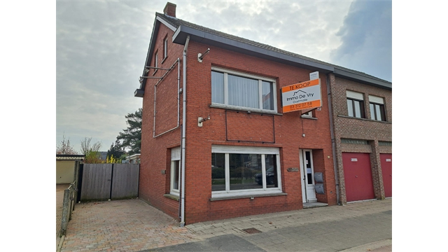 Een goed gelegen eigendom met commercieel gelijkvloers, appartement op de 1°verd en zolder met mogelijkheden tot het maken van kamers. - foto 1