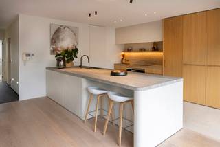 Pal in het centrum gelegen exclusief penthouse met 3 SLK en 2 badkamers, vlakbij park Baron Casier en op wandelafstand van de Markt.Indeling: directe...