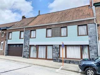 Maison à rénover avec double garage et jardin. Cette spacieuse maison est située au centre d'Anseroeul. Au rez-de-chaussée : un grand séjour,...
