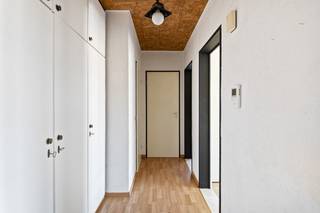 Dit aangename appartement is gelegen in een rustige en aangename buurt met winkels, openbaar vervoer en andere voorzieningen in de nabije omgeving. Een ideale ligging voor wie comfortabel wil wonen met alles binnen handbereik. Een grote troef is de aanwezigheid van zowel Te Boelaerpark als Boekenbergpark.<br /><br />Bij het binnenkomen komt u in een ruime inkomhal met praktisch ingebouwde kasten. Van daaruit bereikt u de gezellige en lichtrijke leefruimte, die dankzij het grote hoekraam veel natuurlijk licht binnenlaat.<br /><br />De keuken is functioneel ingericht en uitgerust met een keramische kookplaat, dampkap, oven en een dubbele spoelbak met verlek.<br /><br />Het appartement beschikt verder over twee slaapkamers (14 en 9 m²).<br />De badkamer is volledig betegeld en voorzien van een lavabo, douche en een aansluiting voor een wasmachine.<br /><br />Bij het appartement hoort ook een ondergrondse parkeerplaats , die verplicht mee aan te kopen is aan €14.000,00.<br /><br />Tot slot is er in het appartementsgebouw een lift aanwezig en een privatieve kelderberging. <br /><br />Pluspunten:<br />+ Lichtrijke leefruimte met groot hoekraam<br />+ Gunstig epc & conforme elektriciteit<br />+ Twee volwaardige slaapkamers<br />+ Ondergrondse parkeerplaats <br />+ Ideaal voor eigen bewoning of als investering<br /><br />Heeft u interesse in dit tof appartement? Neem dan contact op met VB Vastgoed via 03 337 50 70 of info@vbvastgoed.be.