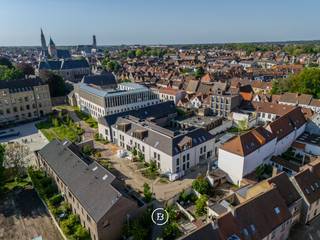 Ervaar rust en ruimte in het hart van Brugge. Dit appartement met twee slaapkamers en een oppervlakte van 104 m² beschikt over een zonnig terras van 8 m² en een moderne, kwalitatieve afwerking. De ligging in de Ezelstraat verenigt authenticiteit met hedendaags comfort. Boetieks, restaurants en groene rustplekken liggen op wandelafstand.<br /><br />Over het project<br />Weylerhof werd ontworpen met aandacht voor esthetiek en gebruiksgemak. Lichtinval, oriëntatie en indeling zijn zorgvuldig uitgewerkt. Elk appartement biedt hedendaagse leefkwaliteit met focus op energiezuinigheid en duurzaamheid.<br /><br />Ligging<br />Centraal en toch rustig, op een unieke locatie tussen historisch erfgoed en het levendige stadscentrum. De Ezelstraat behoort tot de meest geliefde buurten van Brugge, met alle voorzieningen binnen handbereik.<br /><br />Investeringsopportuniteit<br />Het project spreekt een breed publiek aan en biedt een stabiele verhuurmogelijkheid.<br /><br />Link naar de website: https://weylerhof.be/<br />Oplevering voorzien voor het einde van het jaar.