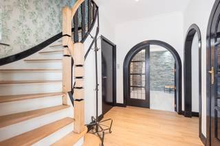 [[ DIT PAND NEEMT DEEL AAN DE ERA OPEN HUIZEN DAG OP 19/9 VAN 9:30 TOT 10:30 ]] 
<p><strong>Charmante halfopen woning in Zaventem met tuin en garage.</strong><br />Deze unieke woning uit 1953 combineert charme, ruimte en een centrale ligging in Zaventem. Gelegen nabij het centrum, openbaar vervoer en belangrijke invalswegen geniet u hier van een vlotte bereikbaarheid en een aangename woonomgeving. De woning beschikt over een inpandige garage, een zonnige tuin van 275 m² en verschillende ruime leefruimtes die tal van mogelijkheden bieden. Bovendien is de woning asbestvrij, wat een belangrijke meerwaarde vormt voor toekomstige eigenaars. Een karaktervolle woning met potentieel voor wie comfortabel wil wonen op een strategische locatie.<br /><br /><u><strong>Belangrijkste ruimtes:</strong></u><br />• Ruime woonkamer (30,5 m²) met veel lichtinval<br />• Eetkamer (19,5 m²) aansluitend op de leefruimte<br />• Grote keuken (22,3 m²) met voldoende plaats voor een ontbijthoek<br />• Drie slaapkamers (22 m², 14,7 m² en 7,2 m²)<br />• Badkamer (5 m²)<br />• Berging (17,4 m²) en extra berging (7,3 m²)<br />• Kelder (33,9 m²) met extra stockageruimte<br />• Zolder (26,9 m²) met bijkomende mogelijkheden<br />• Garage (17,7 m²) geïntegreerd in de woning<br />• Tuin van 275 m² met terras en tuinhuis<br /><br /><u><strong>Troeven:</strong></u><br />• Unieke woning met authentieke charme<br />• Geen asbest aanwezig in de woning<br />• Inpandige garage en ruime tuin<br /><br />Meer informatie of een bezoek met Joery Van De Gucht? Contacteer ons via +3223351115<br />JOUW DROOMHUIS. ZO GEVONDEN!</p>