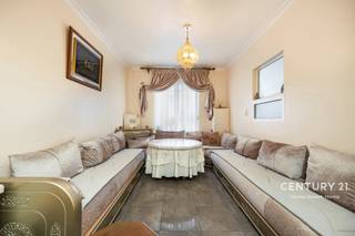 <p><span>Ontdek deze ruime woning met maar liefst vier slaapkamers, ideaal gelegen in het centrum van Vilvoorde. Een absolute troef van deze eigendom is het aangename uitzicht op de wandelpaden van het prachtige Achterham, waar u kunt genieten van een groene omgeving en ontspannende wandelingen, vlak bij het stadscentrum.</span></p>
<p><span>Dankzij de vier slaapkamers biedt de woning tal van mogelijkheden voor gezinnen die op zoek zijn naar ruimte en comfort. De kamers kunnen bovendien flexibel worden ingericht als kinderkamers, bureau of hobbyruimte, afhankelijk van uw persoonlijke behoeften.</span></p>
<p><span>De ligging vormt een bijzondere meerwaarde: u woont op wandelafstand van het centrum van Vilvoorde, met winkels, horecazaken, scholen en andere dagelijkse voorzieningen in de buurt. Tegelijkertijd bevindt u zich vlak bij het Achterham, een aangename omgeving om even tot rust te komen en te genieten van een wandeling in het groen.</span></p>
<p><span>Ook parkeren is hier bijzonder praktisch. Vlak om de hoek bevindt zich een parking met plaats voor ongeveer 100 auto's. Bovendien zijn er op minder dan 100 meter nog drie grote parkings beschikbaar. Zo beschikt u over ruime parkeermogelijkheden in de onmiddellijke omgeving.</span></p>
<p><span>De combinatie van vier slaapkamers, een centrale ligging en het uitzicht op de wandelpaden van het prachtige Achterham maakt deze woning bijzonder interessant voor wie stedelijk wil wonen zonder het contact met de natuur te verliezen.</span></p>
<p><span>Bent u op zoek naar een ruime gezinswoning op een centrale locatie, met groen in de directe omgeving en uitstekende parkeermogelijkheden? Dan is deze woning in Vilvoorde zeker een bezoek waard!</span></p>