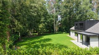 Gelijkvloers:<br />Inkomhal met maatwerk vestiairekasten, blinde deur naar bezoekerstoilet met handenwasser. Links via een smeedijzeren deur toegang tot de riante woon- en eetkamer op parketvloer. Achteraan toegang tot een overdekt terras alsook de open keuken. De luxueuze keuken omvat een eiland met groot werkblad en spoeltafel. Maatwerk kastenwand met inductie kookplaat, tal van opbergkasten en ingebouwde vaatwasser, grote koelkast, grote diepvriezer, microgolfoven en oven. <br /><br />Achter de keuken bereikt men de centrale nachthal met toegang tot 2 grote slaapkamers en een polyvalente ruimte/buro op parketvloer, een badkamer voorzien van badkamermeubel met wastafel, een wc en een inloopdouche. Naastgelegen een ruime technische berging/wasplaats.<br /><br />Verdieping:<br />Een riante luxueuze badkamer voorzien van maatwerk kastenwand, badkamermeubel met twee wastafels, airco, ligbad, ruime inloopdouche, maatwerk legplanken, parketvloer, achterliggend een ruime luxueuze dressingruimte met maatwerk kasten, schuiven, inbouwkastjes en airco. Tenslotte via de dressing toegang tot een ruime slaapkamer voorzien van airco. <br /><br />Buiten:<br />Achter de woning nog een ruim overdekt en verwarmd terras. Een verzorgde onderhoudsvriendelijke tuin. Langsheen de woning een carport, waar men eveneens de warmtepomp treft.<br /><br />Nota:<br />De woning werd high-end gerenoveerd, voorzien van 20 zonnepanelen, airco, warmtepomp, vloerverwarming op he gelijkvloers, luxueuze badkamers en keuken alsook overdekt verwarmd terras en een onderhoudsvriendelijke tuin van de hand van "Roel Verelst tuinen".<br /><br />Bel vandaag nog voor het plannen van een bezoek en ontdek met eigen ogen de luxe en comfort van deze villa.