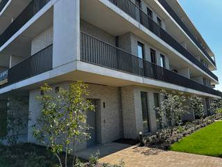 <p>Betaal DIT JAAR slechts 6 % i.p.v. 21 % BTW op de constructiewaarde ( Zie voorwaarden onder ‘download prijzen, plannen en documenten’)</p>
<p><strong>Mooi wonen in hartje Oud-Turnhout</strong></p>
<p>Parkdomein Neerhof bevindt zich in een groene omgeving op een boogscheut van het marktplein, winkels, restaurants, cafés en scholen. Er is een vlotte bereikbaarheid naar omliggende gemeentes en de autosnelweg Antwerpen-Eindhoven.</p>
<p><strong>Luxueus en energiezuinig wonen</strong></p>
<p>Het project wordt door Fransen Bouwonderneming omgetoverd tot een ware parel in Oud-Turnhout. Doordachte keuzes creëren een optimale combinatie tussen een luxueuze en hedendaagse uitstraling en functioneel gebruikscomfort. Op die manier biedt het project niet alleen een moderne woning in een mooie omgeving, maar is er ook voldoende aandacht voor het leefcomfort.</p>
<p>De appartementen worden voorzien van vloerverwarming met collectieve geothermische warmtepomp. Zo voelt de woning in de winter gezellig warm aan en geniet je van een aangename temperatuurverlaging in de zomer. Het ventilatiesysteem C zorgt voor voldoende gezonde luchtkwaliteit. Je woonst is ook voorzien van zonnepanelen. Naast de voordelen voor een aangenaam leefcomfort, geniet u door deze energievriendelijke investeringen van een aanzienlijke besparing op de energiekosten.</p>
<p><strong>Fiscale voordelen, kwaliteitsmaterialen en energiezuinigheid</strong></p>
<p>Parkdomein Neerhof wordt helemaal toekomstproof gerealiseerd en streeft naar een max E-peil van 20. Hiermee legt de residentie de lat niet alleen hoger dan de huidige energienormen, maar biedt ze bewoners ook een vrijstelling van onroerende voorheffing voor een periode van 5 jaar. Bovendien wordt het energieverbruik tot een minimum herleid door het gebruik van hernieuwbare energiebronnen.</p>
<p><strong>Beschermd als koper</strong></p>
<p>De verkoop van residenties A+B geschiedt onder de Wet Breyne. Dit garandeert de koper uitgebreide bescherming en ontneemt alle risico’s. U betaalt in schijven naarmate de werken vorderen. Residenties C + D zijn reeds afgewerkt en klaar om zijn eerste bewoners te verwelkomen.</p>
<p><strong>Wil je graag meer weten over dit project?</strong></p>
<p>Voor alle verdere informatie kan u contact opnemen met ons kantoor op het nummer 014 41 42 42 of via nieuwbouw@vansweevelt.be.</p>
<p><strong>Op zoek naar een uitstekende investering?</strong></p>
<p>Parkdomein Neerhof biedt uitstekende verhuuropportuniteiten en een mooie kans op meerwaarde. Bovendien kan je gebruik maken van onze optionele all-in verhuur en beheerservice.</p>
<p>Ga naar een kavel druk op de knop ‘bereken je rendement’ om een uitgebreid rendementsrapport op maat te downloaden.</p>
<p></p>
<p>Ga naar “NIEUWBOUW” op www.vansweevelt.be voor een overzicht van alle beschikbare eenheden in onze nieuwbouwprojecten.</p>
<p>Dit is geen aanbod maar een onderhandelingsvoorstel. Alle informatie onder voorbehoud van materiële vergissingen en/of wijzigingen.</p>