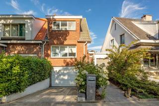 Op te frissen halfopen woning met 3 slaapkamers in de geliefde Elsdonkwijk te EdegemGelegen in de gegeerde en kindvriendelijke Elsdonkwijk te Edegem,...