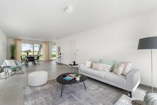 Graag stellen wij ons nieuw project in Bas-Warneton aan u voor: een woonomgeving bestaande uit 12 nieuwbouwwoningen, gelegen aan Chaussée de la Garde Dieu. Deze locatie biedt rust te midden van een weelderig groene omgeving, waarbij u geniet van het beste van beide werelden: de serene sfeer en de moderne faciliteiten.<br /><br />De woningen zijn volledig instapklaar en onmiddellijk bewoonbaar.<br /><br />Elke woning is voorzien van inkomhal met een apart toilet en ruimte voor eventueel vestiaire. Een ruime en lichtrijke leefruimte &amp; open keuken met een aanpalende bergruimte. De wasplaats aan de voorzijde biedt extra praktisch bergruimte. <br /><br />Op de eerste verdieping wacht u een ruime slaapkamer met aangrenzende dressing/berging. Daarnaast zijn er nog twee slaapkamers, een extra bergruimte en een badkamer met badkamermeubel, bad, inloopdouche en toilet. Een valtrap leidt naar de zolder, die dienst kan doen als een handige stockageruimte.<br /><br />De woningen zijn uitgerust met moderne voorzieningen zoals zonnepanelen en vloerverwarming, waardoor u kunt genieten van een energiezuinige en comfortabele leefomgeving.<br /><br />Als kers op de taart is er bij elke woning een carport inbegrepen, waardoor uw wagen steeds droog staat.<br /><br /><span><span><span><span><span><span><span><span><span><span>Prijzen all-in 455.196 euro* | LOT 42</span></span></span></span></span></span></span></span></span></span><br /><span><span><span><span><span><span><span><span><span><span>Prijzen excl. kosten 380.879 euro | LOT 42</span></span></span></span></span></span></span></span></span></span><br /><br /><span><span><span><span><span><span><span><span><span><span>*All-in prijzen omvatten grond | woning | carport | oprit | aansluitingen G|E|W | architect | notariskosten | btw | zonnepanelen | …</span></span></span></span></span></span></span></span></span></span>