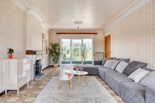Bent u op zoek naar een woning met ruimte, licht, een goede oriëntatie en tal van mogelijkheden? Dan is deze woning exact wat u zoekt! De...