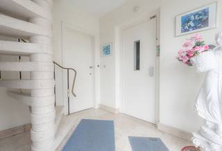 Dit hoekappartement van ca 112m2 is gelegen op het gelijkvloers van een kleinschalig appartementsblokje en heeft de ideale locatie: indeling als volgt: inkomhal, aangename leefruimte, keuken voorzien van toestellen, aparte berging. De nachthal geef toegang tot de 3 slaapkamers en de badkamer. Inclusief aparte garagebox. Er is een offerte voor het plaatsen van nieuwe pvc ramen en deze werken zullen ook nog uitgevoerd worden door de huidige eigenaar. Het appartement is momenteel verhuurd. extra's: lift aanwezig in het gebouw, terrassen werden reeds vernieuwd.