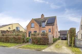 Bij het betreden van de woning valt meteen de ruime leefruimte op. Dankzij de grote raampartijen geniet u hier de hele dag van natuurlijk licht en...