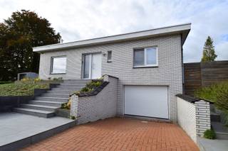 Ontdek deze gelijkvloerse woning op een toplocatie in Wevelgem. Residentieel gelegen, met alle voorzieningen - winkels, scholen, openbaar vervoer, ... - op een steenworp.<br />Ook de op- en afrit van de E403 en de verbindingen richting Kortrijk en Roeselare zijn vlot bereikbaar, waardoor je geniet van een uitstekende mobiliteit.<br /><br />Indeling als volgt:<br />Bij het binnenkomen word je verwelkomd in een inkomhal met apart toilet. De ruime doorzonleefruimte met zithoek en eetplaats straalt warmte en licht uit dankzij de grote raampartijen en het open karakter. De volledig geïnstalleerde keuken is praktisch ingericht en biedt rechtstreekse toegang tot het buitengedeelte.<br /><br />Verder beschikt deze bungalow over 3 volwaardige slaapkamers en een verzorgde badkamer.<br /><br />Op de kelderverdieping (-1) ontdek je een échte troef!<br />Een garage van 50 m², een wasplaats en verschillende bergruimtes / polyvalente ruimtes die tal van mogelijkheden bieden. Van hobbykamer tot extra bureau of fitnessruimte, hier kan het allemaal!<br /><br />Buiten geniet je van een prachtige tuin rondom de woning, die zorgt voor een oase van rust en privacy. Dankzij de verschillende hoekjes en terrassen kan je er op elk moment van de dag genieten van zon of schaduw.<br /><br />EXTRA TROEVEN: HR-beglazing, voldoende parkeergelegenheid in de straat, rustige buurt, ...<br /><br />Kortom, zeker een bezoek waard!<br /><br />Onze ref. DEV4799