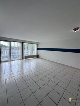 <p><span>Goed gelegen appartement van 100m² met 2 slaapkamers op de derde verdieping. </span></p><p><span> </span></p><p><span>Dit ruime 2-slaapkamer appartement combineert de luxe van gelegen te zijn nabij het centrum, de nodige verbindingswegen naar Brussel, Mechelen en Antwerpen, alsook de nabijheid van scholen en allerhande winkels met een zeer rustige locatie. Zo hebt u simpelweg het beste van beide werelden op een centrale ligging met een uitstekende mobiliteit.</span></p><p><span> </span></p><p><span>Indeling:</span></p><p><span>- Leefruimte van 31m</span><span>²</span><span> op tegels met doorgang naar het terras vooraan op steen. </span></p><p><span>- Keuken van 7m² op tegels voorzien van een elektrische kookplaat, dubbele lavabo, wasmachine en een  koelkast.</span></p><p><span>- Twee slaapkamers van 10m</span><span>²</span><span> &amp; 16m</span><span>²</span><span> op tegels.</span></p><p><span>- Badkamer van 5m</span><span>²</span><span> op tegels voorzien van lavabo, ligbad met sproeikop. </span></p><p><span>- Apart toilet met wastafel op tegels.</span></p><p><span>- Aparte berging/dressing/bureau van 9m². </span></p><p><span> </span></p><p><span>Extra:</span><span> </span></p><p><span>- privéberging in garages op gelijkvloers.</span></p><p><span>- Vaste kosten </span><span>€80</span><span> (</span><span>syndicus, onderhoud lift, poetsen wekelijks van de gemene delen, waterverbruik privaat + gemeenschappelijk, gemeenschappelijk onderhoud, ledigen septische putten</span><span>). </span></p><p><span>- Gunstige EPC: 116.</span></p><p><span>- Dichtbij openbaar vervoer en parken. </span></p><p><span>- Voor heel ons aanbod of een gratis schatting ga naar www.hansimmo.be of neem contact op met 03/290.30.30 of vraag het aan uw persoonlijke makelaar.</span></p><p><span> </span></p><p><span> </span></p><p><span> </span></p>