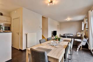 <p>Dit lichtrijke duplex appartement op de Mechelsesteenweg in Herent biedt een ideale combinatie van comfort, ruimte en een uitstekende ligging. De vlotte bereikbaarheid richting Leuven, Brussel en Mechelen maakt het een aantrekkelijke keuze voor wie centraal wil wonen of investeren.</p>
<p>Het appartement bevindt zich in een verzorgde residentie gebouwd in 2008 en heeft een gunstig <strong>EPC-label B</strong>. De leefruimte is ruim en open, met een moderne open keuken en veel natuurlijk licht. Aangrenzend bevindt zich een zonnig terras van maar liefst 27 m², perfect georiënteerd op het zuidwesten om ten volle van de zon te genieten.</p>
<p>Verder beschikt het appartement over twee volwaardige slaapkamers, een aparte berging, een badkamer met douche in bad en twee aparte toiletten. De bewoners kunnen ook gebruikmaken van een gemeenschappelijke tuin, een mooie extra troef voor wie graag buiten vertoeft.</p>
<p>Een ondergrondse <strong>autostaanplaats</strong> is verplicht bij aan te kopen aan <strong>€15.000.</strong></p>
<p>Of je nu op zoek bent naar een zorgeloze investering of een comfortabele woonst op termijn, dit instapklare duplex appartement is zeker een bezoek waard.<br /><br />Interesse? Neem vandaag nog contact op voor meer info of een bezichtiging via 0475/781784 of via noemi.luykx@living-stone.be</p>