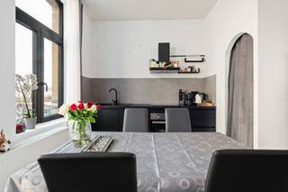 In 2060 Antwerpen, verborgen achter een karaktervolle gevel, vind je dit toffe 1 SLK-appartement met inpandig terras!Het appartement heeft een goede...