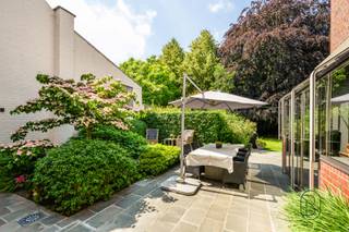 Te koop: ruime, instapklare en karaktervolle gezinswoning met 4 slaapkamers en zonnige tuin en loods!Statige woning met behoud van authenticiteit en charme met een bewoonbare oppervlakte van 280 m², gelegen op een perceel van 646 m² en combineert ruimte, comfort en een centrale ligging tussen Waregem en Kortrijk. De woning werd doorheen de jaren vernieuwd en energiezuiniger gemaakt met onder meer 14 zonnepanelen en een laadpaal.Indeling: via de royale inkomhal met gastentoilet bereikt u de gezellige leefruimte met haard, de droge kelder en de recente leefkeuken met kwalitatieve Miele-toestellen en zicht op de tuin. Op de eerste verdieping bevinden zich een bureauruimte (of slaapkamer), een badkamer en drie ruime slaapkamers. Eén slaapkamer geeft toegang tot een extra kamer die kan dienen als vijfde slaapkamer of dressing. Via een vaste trap bereikt u de volledig geïsoleerde zolder, ideaal als extra slaapkamer of hobbyruimte.Buiten geniet u van een volledig afgesloten, zonnige tuin zonder inkijk, een ruime garage met automatische poort en een grote schuur met tal van mogelijkheden.Troeven:- 280 m² bewoonbare oppervlakte- 4 slaapkamers- zonnige, volledig afgesloten tuin- ruime garage en schuur- 14 zonnepanelen en laadpaal- behoud van authenticiteit: moluren, parket, houten trap met details en marmer, ...Voor wie is dit ideaal?Ideaal voor gezinnen of wie op zoek is naar een ruimte of voor zelfstandigen.Bezoek na afspraak via: charlotte@immobeguin.be
