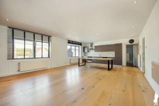 Dit instapklare en energiezuinige penthouse in het landelijke Haasdonk combineert ruimte, licht en comfort met een prachtig gevoel van vrijheid. Het appartement beslaat de volledige oppervlakte van het gebouw en geniet zo van veel privacy en openheid. Het weidse zicht over de velden, de royale leefruimte en het zuidgerichte terras maken het plaatje compleet.<br /><br />Ligging<br />Rustig gelegen in Haasdonk, met een vlotte verbinding naar Sint-Niklaas en Beveren. Openbaar vervoer bevindt zich op slechts 250 meter en ook de belangrijkste invalswegen zijn vlot bereikbaar.<br /><br />Indeling<br />- Grote oprit met plaats voor meerdere wagens en ruime carport<br />- Inkomhal en gastentoilet met handenwasser<br />- Lichtrijke woonkamer van ca. 50 m² met prachtig groen uitzicht<br />- Kwalitatieve, volledig ingerichte open keuken<br />- 3 volwaardige slaapkamers van ca. 16 m², 15 m² en 13 m²<br />- Badkamer met douche, mogelijkheid tot bad, dubbel lavabomeubel en tweede toilet<br />- Geïntegreerde wasplaats<br />- Zuidgericht terras van ca. 30 m² met weids uitzicht<br />- Terras & buitenruimte: Het royale zuidgerichte terras van ca. 30 m² is een absolute troef. De gunstige oriëntatie en het open zicht over de omliggende velden zorgen voor een heerlijke plek om volop van het buitenleven te genieten.<br /><br />Algemeen<br />- EPC-label B<br />- 10 zonnepanelen – 4.000 Wp<br />- Lucht-luchtwarmtepomp/airco in woonkamer en slaapkamer<br />- Centrale verwarming op aardgas<br />- Driedubbele superisolerende beglazing<br />- Automatische rolluiken geplaatst in 2024<br />- Degelijke constructie met betonnen tussenvloeren<br />- Elektrische keuring conform<br />- Asbestveilig<br />- Goed beheer en zeer lage gemeenschappelijke kosten<br /><br />Graag een bezoek? Contacteer ons via waasland@deboerenpartners.be of 03.377.55.00