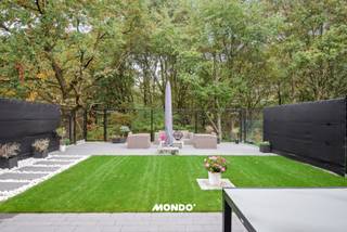 In een rustige, doodlopende straat in het centrum van Ruisbroek vind je deze prachtige recente en energiezuinige BEN-woning. <br /><br />De woning combineert modern comfort met een idyllisch uitzicht op het achterliggende natuurgebied. Ideaal voor wie houdt van rust, licht en groen.<br /><br />Op de benedenverdieping geniet je van een ruime, lichtrijke leefruimte met open keuken, een praktische wasplaats, toilet en een inpandige garage. Op de eerste verdieping bevinden zich drie ruime slaapkamers an respectievelijk 21,5 m², 16 m² en 14,1 m². Een stijlvolle badkamer met ligbad, inloopdouche en dubbele lavabo. <br />De vaste trap leidt naar de afgewerkte zolderverdieping met twee bijkomende kamers 16 m² en 30 m² samen met een technische ruimte en opslagruimte.<br /><br />De woning is uitgerust met vloerverwarming op het gelijkvloers, radiatoren boven, een condensatieketel, ventilatiesysteem D, 8 zonnepanelen en een regenwaterput.<br /><br />Kortom, een instapklare, energiezuinige woning met veel ruimte, een prachtig uitzicht en een bijzonder rustige ligging. Een perfecte thuis voor wie kwaliteit en duurzaamheid waardeert!<br /><br />Meer info of een bezoek ter plaatse? <br />Contacteer Marte Van Damme <br />marte@mondovastgoed.be<br />Tel: +32 498 40 40 50