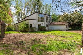 <strong>Vroegmodernistische atelierwoning op een prachtig perceel van ca. 6685 m²</strong><br /><br /><strong>Algemeen:</strong><br />- Te renoveren/af te breken zonevreemde woning <br />- Bebouwde oppervlakte: ca. 140 m²<br />- Gelegen in waardevol landschappelijk agrarisch gebied<br />- Prachtig perceel met parktuin: ca. 6685 m²<br /><br /><strong>Info gemeente Kontich over zonevreemde woningen:</strong><br />- Verbouwing binnen het bestaande volume<br />- Uitbreiding tot een maximaal totaal volume van 1.000 m³<br />- Herbouw tot een maximaal totaal volume van 1.000 m³<br />- Aandeel woningbijgebouwen beperkt tot 40 m²<br />- Aandeel van niet-overdekte constructies beperkt tot 80 m²<br />- Het onbebouwde perceel mag niet bebouwd worden<br />- Verbouwingen uiteraard volgens geldende voorschriften<br /><br /><strong>Nuttige links:</strong><br />https://omgeving.vlaanderen.be/nl/woning-zonevreemd<br />https://www.kontich.be/algemeen-bouwreglement-2020<br /><br /><strong>Onmiddellijke omgeving:</strong><br />- Gelegen in een rustige wijk<br />- Zeer vlotte bereikbaarheid naar Antwerpen en Brussel (E19 en trein)<br />- Nabij het centrum van Kontich en Reet met scholen, winkels, openbaar vervoer en verschillende natuurgebieden op fiets- en wandelafstand<br /><br /><strong>Historiek:</strong><br />Oorspronkelijke atelierwoning is van Duitse architect Hans Scwippert en gebouwd in jaren ’30 in opdracht van kunstenaarskoppel Maria Eulenbruch, Duitse keramiste en de Vlaamse beeldhouwer Robert Hasemeier.<br /><br />Voor meer informatie kan u terecht op www.deboerenpartners.be.