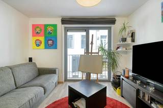 Bent u op zoek naar een instapklaar vastgoed aan de kust? Dit verzorgde appartement in een recent gebouw uit 2007 biedt de perfecte balans tussen een centrale ligging en modern wooncomfort. Gelegen op een steenworp van de gezellige markt van Blankenberge, geniet u hier van een uitstekende bereikbaarheid met zowel de wagen als het openbaar vervoer.<br /><br />De indeling van dit appartement is als volgt:<br /><br />- Inkomhal met toilet ten berging<br />- Lichtrijke leefruimte<br />- Open, geïnstalleerde keuken<br />- Volwaardige slaapkamer<br />- Badkamer voorzien van alle nodige comfort<br />- Praktische privatieve kelderberging<br />- Gemeenschappelijke fietsenberging met privatieve fietshaak<br /><br />Wanneer u besluit dit pand te kopen, kiest u voor een zorgeloze investering of een fijn tweede verblijf. De centrale ligging in Blankenberge zorgt ervoor dat winkels, horeca en het strand zich op wandelafstand bevinden. Bovendien is de verkoop van dit appartement onderworpen aan het gunstige stelsel van erfpacht, wat een interessante instapprijs mogelijk maakt.<br /><br />Dankzij de moderne bouwdatum is het pand energiezuinig en voldoet het aan de hedendaagse normen. Of u nu op zoek bent naar een eigen stek of een opportuniteit binnen de lokale immo-markt, dit appartement in Blankenberge biedt tal van mogelijkheden.<br /><br />Mis deze unieke kans op een mooie verkoop niet en ontdek zelf de troeven van dit appartement in het hart van Blankenberge.<br /><br />Bestuursmaatregelen in het maatregelenregister: nee