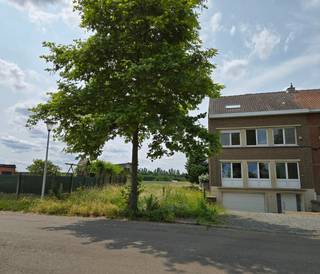 Découvrez ce terrain à bâtir idéalement situé dans une rue calme et résidentielle de Machelen. Avec une superficie d’environ 1000 m² et une largeur...