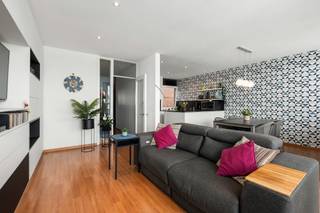 <p>Te koop: verzorgd appartement in Antwerpen, gelegen aan de Bisschoppenhoflaan, nabij openbaar vervoer, invalswegen en ziekenhuis.<br />Dit appartement op de vierde verdieping werd steeds met zorg onderhouden en verkeert in een zeer nette staat. Dankzij de inbegrepen garagebox geniet je van extra comfort en opbergruimte voor wagen, fietsen of motor. Het appartement beschikt vandaag over twee volwaardige slaapkamers, waaronder een ruime master met dressing. Door de oorspronkelijke indeling kan de dressing eenvoudig worden omgevormd tot een derde slaapkamer, bureau of hobbyruimte.<br /><br />Belangrijkste ruimtes:<br />• Woonkamer met veel lichtinval en toegang tot het terras<br />• Keuken met inductiekookplaat, oven, koelkast met vriesvak, vaatwasser en dampkap<br />• Twee slaapkamers, waarvan één met ingemaakte kasten<br />• Dressing met ingemaakte kasten<br />• Badkamer met douche en dubbele wastafel in meubel<br />• Toilet met handenwasser<br />• Berging met aansluiting voor wasmachine<br />• Inkomhal met videofoon en ingemaakte kasten<br />• Terras achteraan<br /><br />Troeven:<br />• Garagebox inbegrepen voor extra comfort en opbergruimte<br />• Recent vernieuwde keuken, ramen, verwarmingsketel<br />• Flexibele indeling met mogelijkheid tot derde slaapkamer<br />• Kelderberging<br /><br />Neem vandaag nog contact op met je ERA-makelaar voor een bezoek.<br />JOUW DROOMAPPARTEMENT. ZO GEVONDEN!</p>