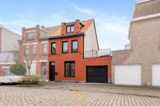 Op een uitstekende locatie, vlak bij het levendige centrum van Kortrijk, bevindt zich deze instapklare en volledig vernieuwde rijwoning. Hier woont u in alle comfort, met winkels, scholen en belangrijke verbindingswegen binnen handbereik.<br /><br />Indeling<br />Via de inkomhal met apart gastentoilet komt u in de lichtrijke leefruimte met open keuken. Deze gezellige woonruimte vormt het kloppend hart van de woning en nodigt uit tot ontspannen en samen genieten. Aansluitend vindt u een charmante stadskoer, ideaal om in alle rust buiten te vertoeven. Een extra troef is de garage met sectionale poort.<br /><br />Op de eerste verdieping bevinden zich twee ruime slaapkamers en een aangenaam dakterras waar u in alle privacy kunt genieten van de buitenlucht. De tweede verdieping biedt nog twee volwaardige kamers, perfect als extra slaapkamers, bureau of hobbyruimte.<br /><br />Troeven van deze woning
<ul>
	<li>Volledig gerenoveerd</li>
	<li>Energiezuinig (EPC B)</li>
	<li>Garage</li>
	<li>Centrale en vlot bereikbare ligging</li>
</ul>
<br />Een ideale woning voor starters of jonge gezinnen die op zoek zijn naar een moderne, comfortabele thuis op een toplocatie in Kortrijk.<br /><br />Meer info of een bezoek?<br />Neem contact op met Maxime Vanneste via 0498 44 78 00 of info@maximevanneste.be