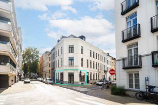 <strong>Gelijkvloers kantoorruimte op toplocatie<br /><br /></strong>Op zoek naar een gerenoveerde kantoorruimte in een charmant gebouw?<br />Dan is dit kantoor beslist iets voor u.<br /><br />De Begijnenvest, thv de Britselei, zorgt voor een verbinding tussen ’t Zuid en de Theater buurt.<br />Ongetwijfeld de 2 leukste buurten van vandaag.<br /><br />Met zijn hoge plafonds en grote raampartijen is deze unit van ca. 53m2 een ideale werkplek.<br /><br />Bent u geïnterresseerd?<br />Contacteer LISTED: +32 3 283 51 51.