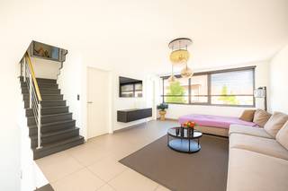 Deze recente woning (bouwjaar 2022) combineert hedendaags wooncomfort met een praktische indeling. We betreden de woning via een ruime inkomhal...